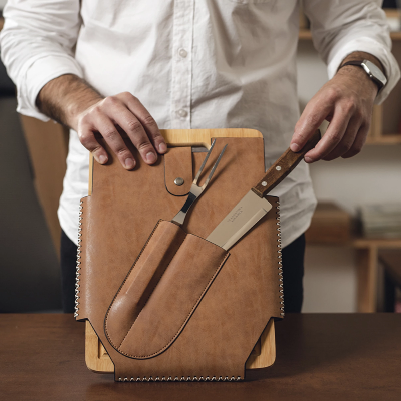 Set Parrillero (Pincho, cuchilla, naipes, tabla de bamboo) con funda de cuero